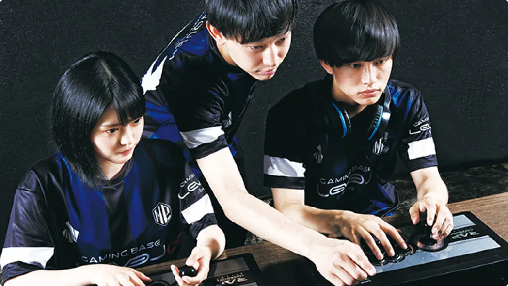 ユニフォームを着てゲームをするeスポーツ部の生徒
