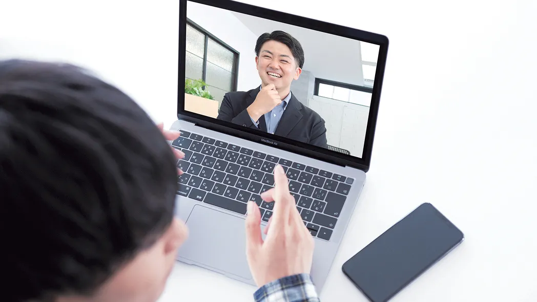 ノートパソコンの画面越しにオンラインで面談している様子