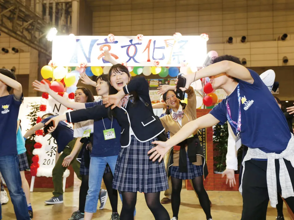 N高文化祭の看板の前で活動する生徒たち