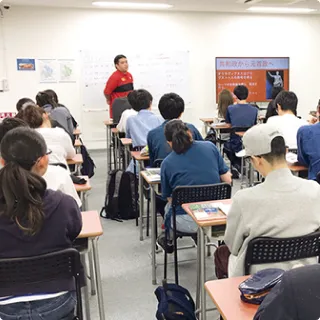 スクーリングで対面授業を受ける生徒たち